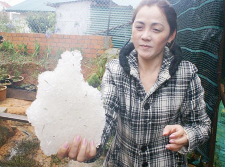 Woman holds ice block of hailstones (Photo: SGGP) Woman holds ice block of hailstones (Photo: SGGP)